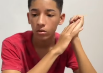 H2621002 Menino da lição em ex patroa pra defender sua mãe part2