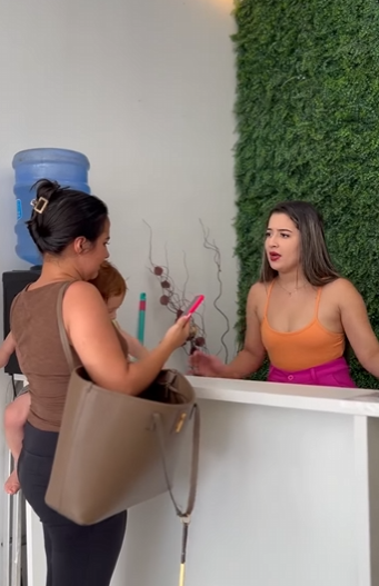 H2606018 Dessa forma, ela levava as coisas para as pessoas part2