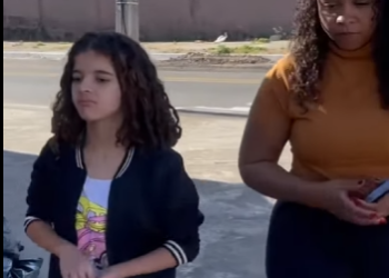 H2917005 mãe ensina filha algo muito precioso, viver no part2