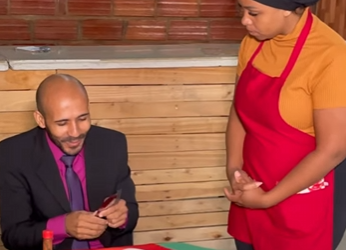 H2917019 Garçonete recompensada por prestar um bom servi part2