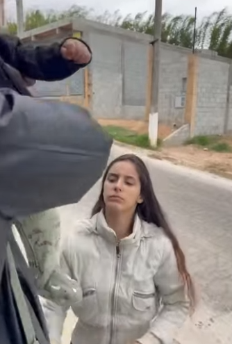 H0518001 Tem mulher que não quer que você esteja com ela, mas não quer te ver com outra pessoa part2