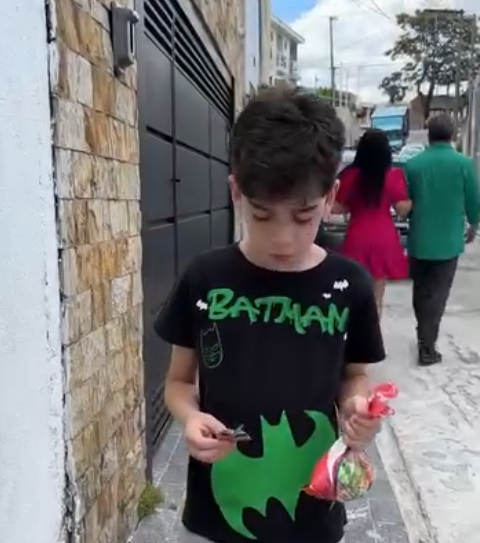 H0615005 Menino vendedor de bala descobre que pai tem outra família part2