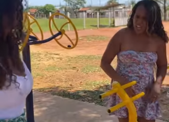 H0920005 Uma mulher adulta se part2