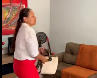 H0703008 Deu uma pulseira para funcionária acusou ela de part2