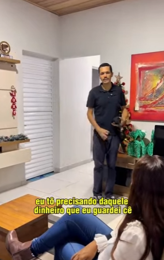 H0703035 Funcionária faz armadilha jogando fubá no chão part2