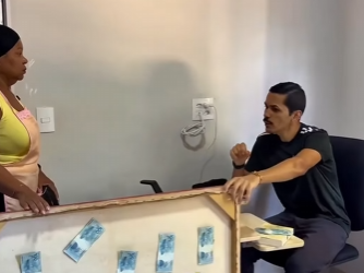 H0703028 Deu quadro cheio de dinheiro para funcionária part2