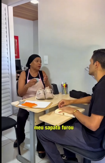 H1103001 Patroa coloca muito dinheiro no tênis que deu para funcionária part2