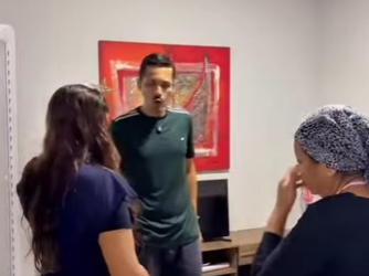 H1103017 Tim coloca sua esposa Chris pra fora de casa na chuva part1