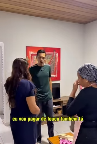 H1103017 Tim coloca sua esposa Chris pra fora de casa na chuva part1