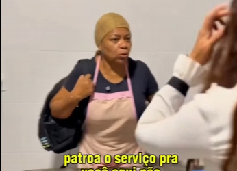 H1103002 Fez funcionária escolher um por um do arroz part1