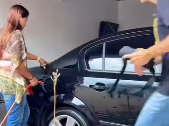 H1103014 Patroa tenta colocar água no tanque de combustível do carro part2