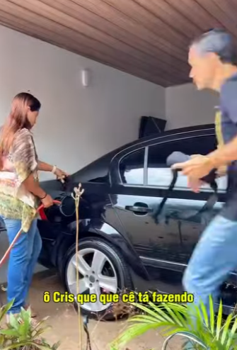 H1103014 Patroa tenta colocar água no tanque de combustível do carro part2