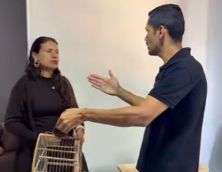 H1103022 Tim paga Chris sua esposa com passarinha que ela deu para funcionária part2