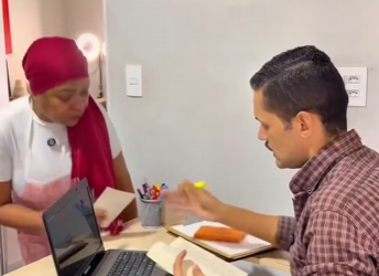 H1103023 Funcionária honesta devolve dinheiro para patrão part2