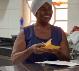 H1106010 Patrão surpreende funcionária com salário part2