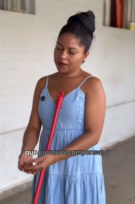 H1106034 Ela ganhou um presente inesperado part2