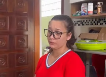 H2418003_Está mulher era muito limpa delicada, sempre que as pessoas saia de sua casa ela ia atrás limpando_part2.mp4