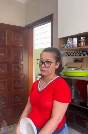 H2418003_Está mulher era muito limpa delicada, sempre que as pessoas saia de sua casa ela ia atrás limpando_part2.mp4