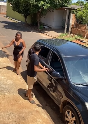 H2520004_Estacionou em frente garagem acabou se dando muito mal._part2.mp4