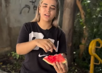 H2610015_Fiz isso para vender as melancias mais doce do bairro, mas no final fui descoberta…_part2.mp4