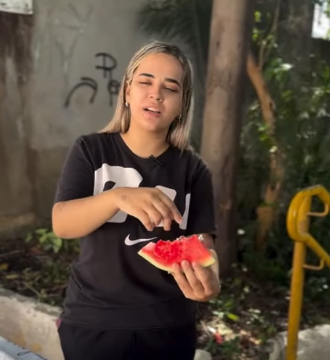 H2610015_Fiz isso para vender as melancias mais doce do bairro, mas no final fui descoberta…_part2.mp4