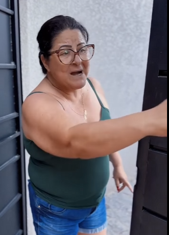 H2511013_Nossa Vizinha tão encrenqueira,a mulher quer fazer confusão por tudo,ainda joga coisas no meu quintal…_part2.mp4