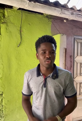 H0318008 Ela negou uma refeição uma criança, enquanto part2