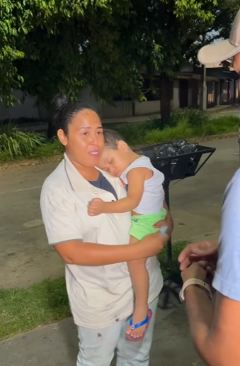 H0904012 Dono de espetinho dá exemplo de amor ao próximo com essa moradora de rua emocionante! part2