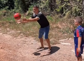 H1011014 Filho do vizinho chuta bola no meu portão,eu descobri que próprio pai dele quem incentiva,nunca imaginei isso… part2