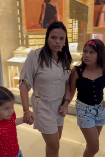H1116014 Ele não cuidou das próprias filhas no shopping alguém estava de olho part2