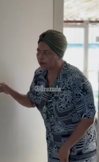 H1121009 Ela viu mensagem do marido no celular da amiga olha que aconteceu. part2