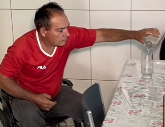 H1304003 Um anjo salvar mulher de um homem quê fingiu ser pai. part2