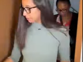 H1304020 Vendedora ambulante da show honestidade ganha grande recompensa! part2