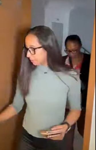 H1304020 Vendedora ambulante da show honestidade ganha grande recompensa! part2