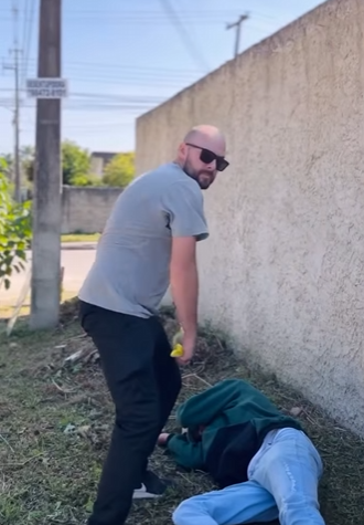 H1310007 Nunca Mexa com Filha de um Pai de Verdade Veja Que Ele Fez! part2