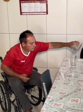 H1614011 Um anjo salvar mulher de um homem quê fingiu ser pai. part2