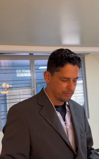 H1715002 Perde vestido dela antes da entrevista de emprego part2