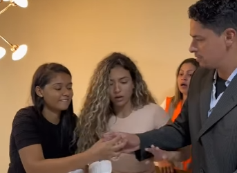 H1715002 Perde vestido dela antes da entrevista de emprego part2