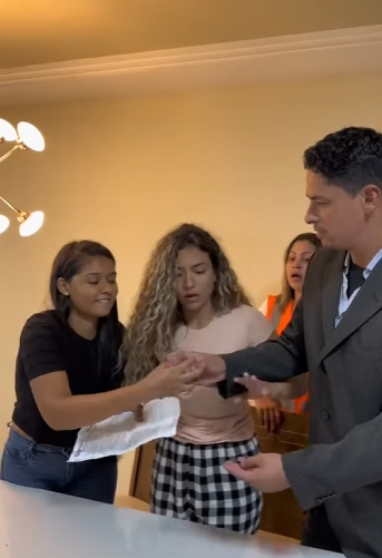 H1715002 Perde vestido dela antes da entrevista de emprego part2