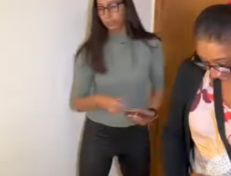 H1814018 Vendedora ambulante da show honestidade ganha grande recompensa! part2