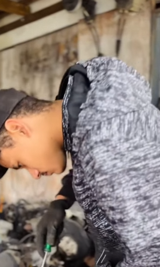 H1910014 Vendedor sofre pr3c0nceit0 por conta da sua C0r, mas como mundo da volta. Venha ver desfecho dessa história part2