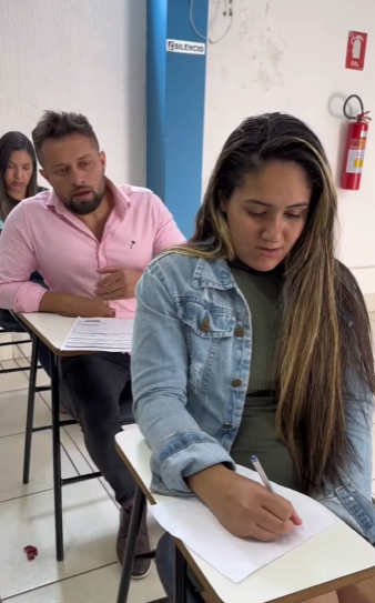 H2015003 Escreveu na perna para pedir ajuda Professora part2