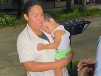 H2114007 Dono de espetinho dá exemplo de amor ao próximo com essa moradora de rua emocionante! part2