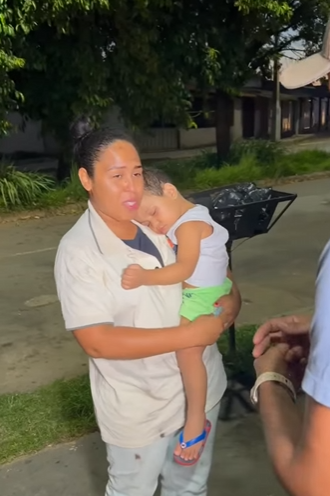 H2114007 Dono de espetinho dá exemplo de amor ao próximo com essa moradora de rua emocionante! part2