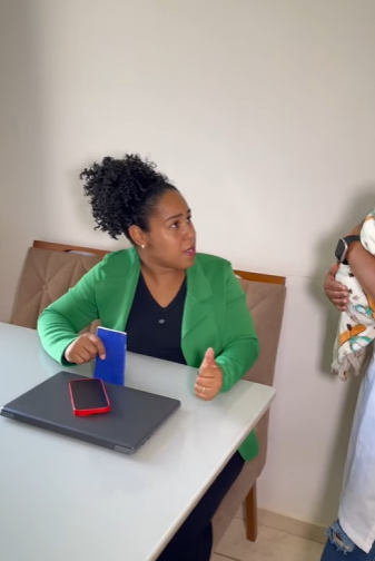 H2114020 Empregada pediu demissão por não ter onde deixar seu filho patroa tomou essa atitude. part2