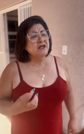 H2808021 Eu escolhi as roupas pras fotos do noivado mas minha Sogra bateu pé não queria usar cor que escolhida,ela sem noção… part2