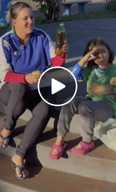 T3902013 Ela não acreditou no que viu esta mulher comendo porque não foi o que e part2