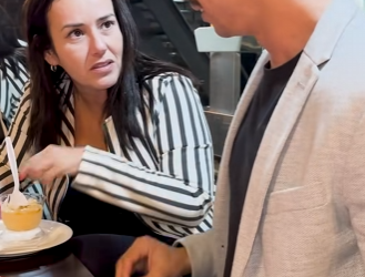 T4601025 Ele foi Julgado por sua aparência simples em um restaurante de luxo, mas ninguém imaginava quem ele part2