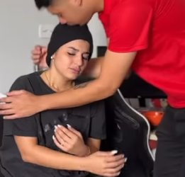 T1301027 Ela terminou o relacionamento deles mas ele mostrou a ela que o seu amor era verdadeiro part2