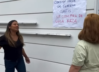 H0516016 Essa garota quis ser esperta comprando um terreno nessa imobiliária part2